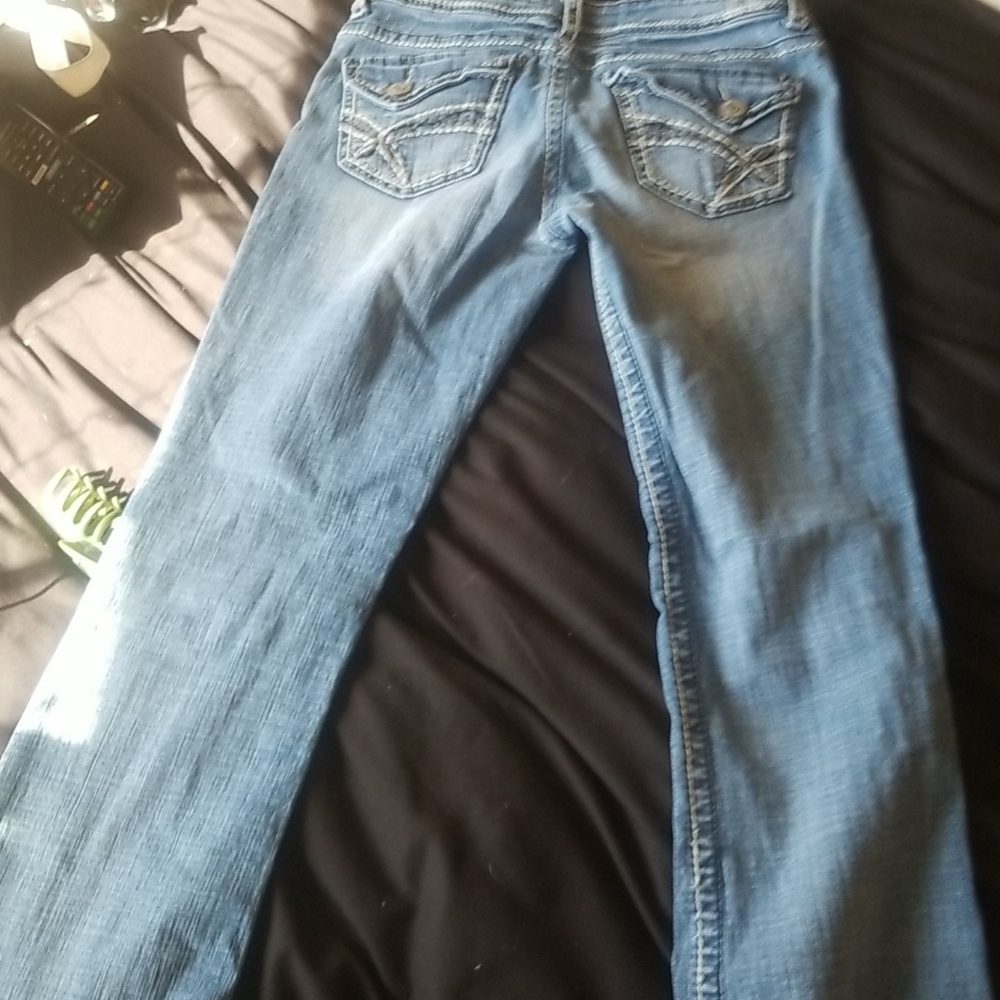 Cute low rise bootcut Jean's with embroided back pockets